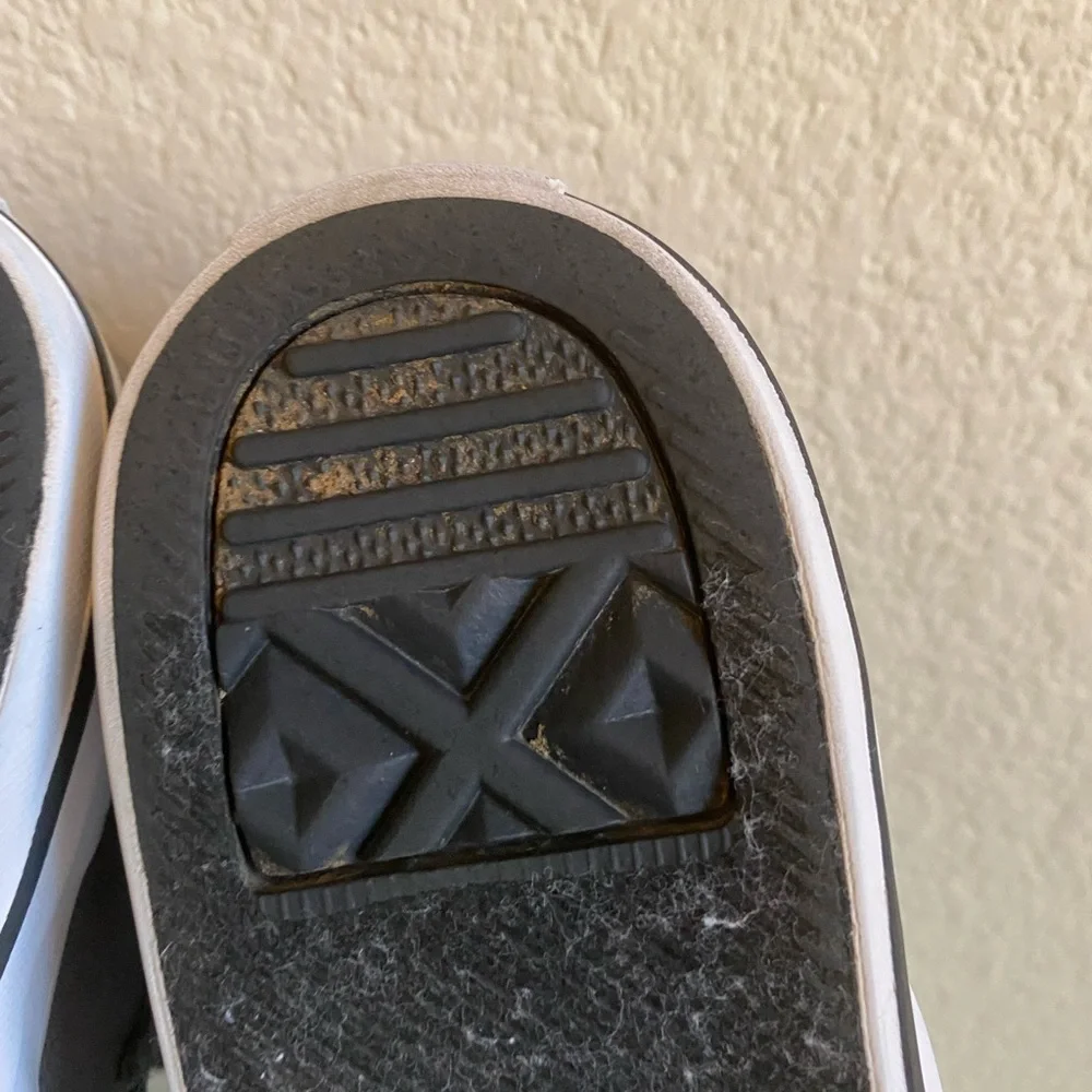 Unisex Kids Gray Converse size 2.